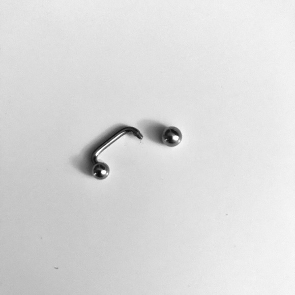 2 x staple barbells for flat surface piercings - Picture 2 of 3